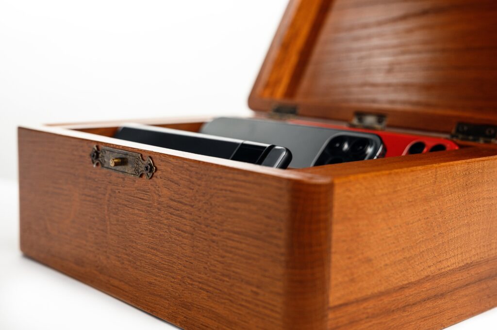 •	SAFEBOX Discreet Eavesdropping Vault - Effective acoustic protection with ultrasonic noise for mobile phone security.