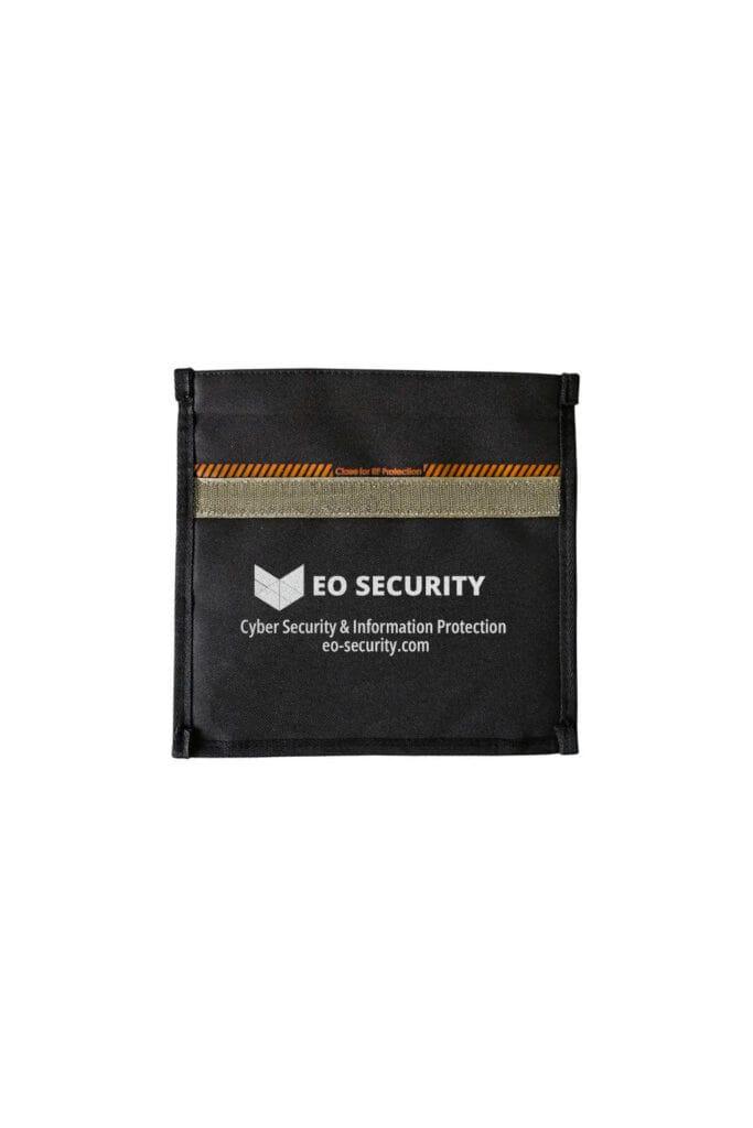 Faraday bag for mobile phones with a Velcro closure, ensuring effective signal blocking.